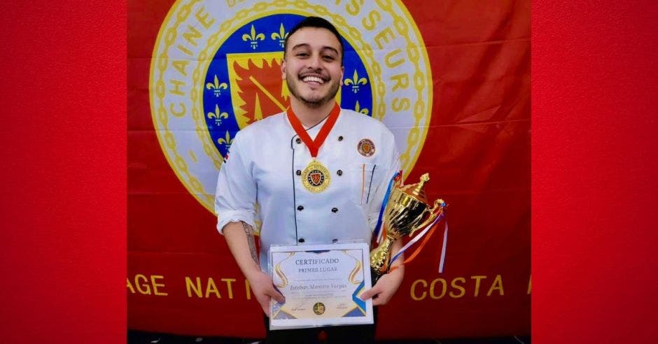 Esteban Alonso Montero Vargas, un joven de 23 años, ganó la competencia nacional del concurso Jeunes Chefs Rôtisseurs 2024,