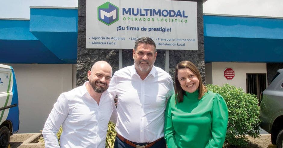 Luis Felipe Zamora, Gerente Comercial de Multimodal; Dwayne Hihn, Presidente de Manitoulin Global Forwarding; y Marielos Zamora, Gerente de Operaciones de Multimodal