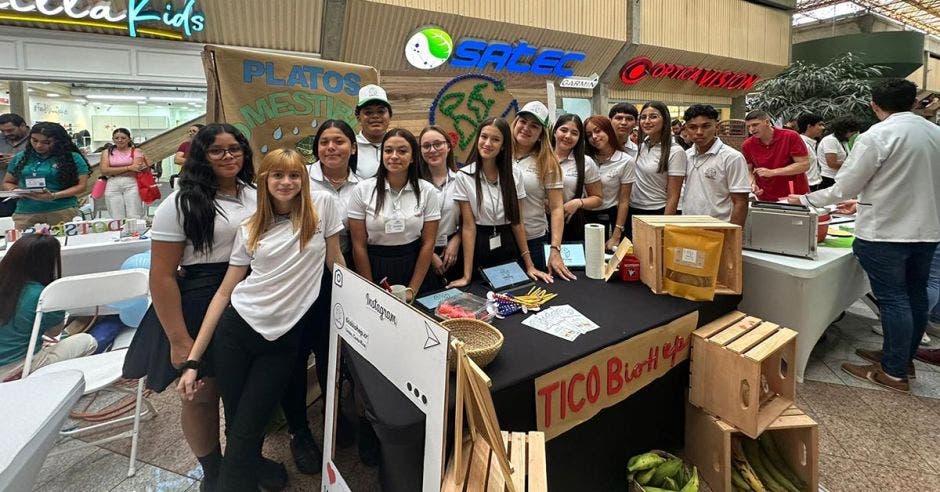 Estudiantes del Colegio Técnico Profesional Las Palmitas de Limón