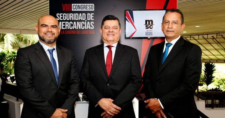 Francisco Tencio, director ejecutivo de CANATRAC; Alfredo Salas, director ejecutivo de la Cámara Costarricense de Navieros y César Tapia, director ejecutivo de ACES