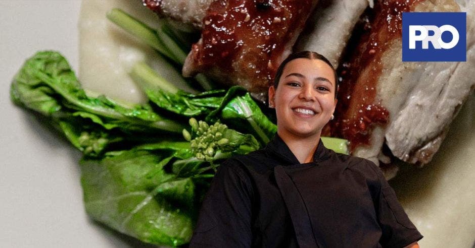 Mujer en frente de un plato de comida