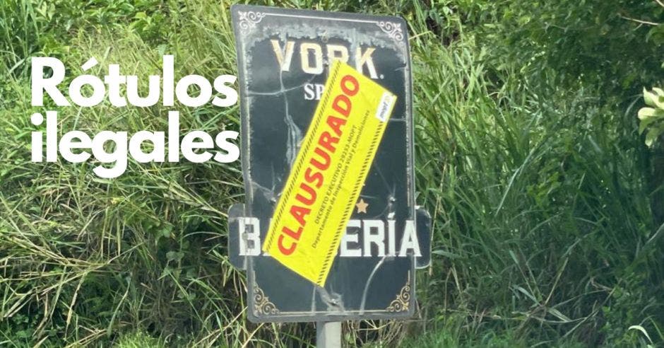 En los últimos días, el Departamento de Inspección Vial y Demoliciones del MOPT “clausuró” una importante cantidad de estructuras en calle vieja de Santa Ana – Escazú. Cortesía/La República.