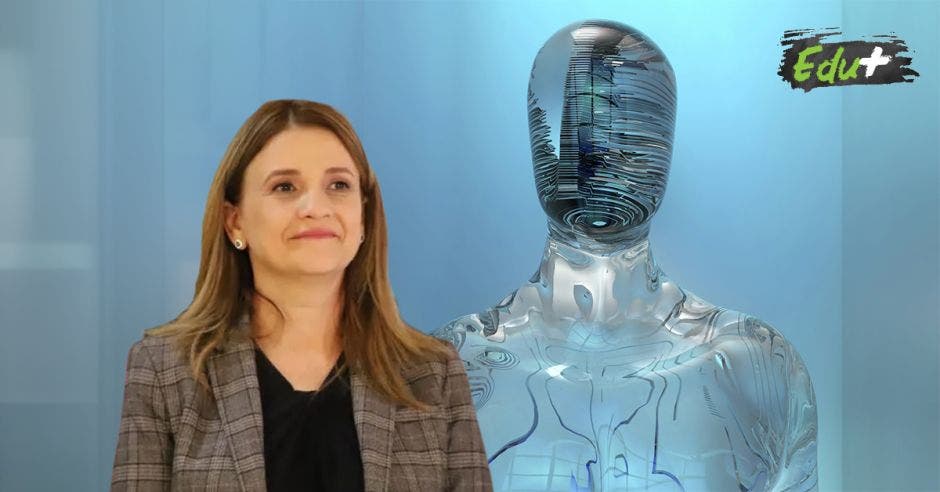 Mujer en frente de robot