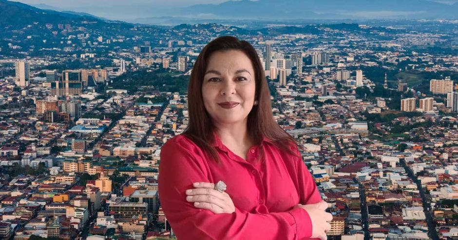 Mujer en frente de ciudad