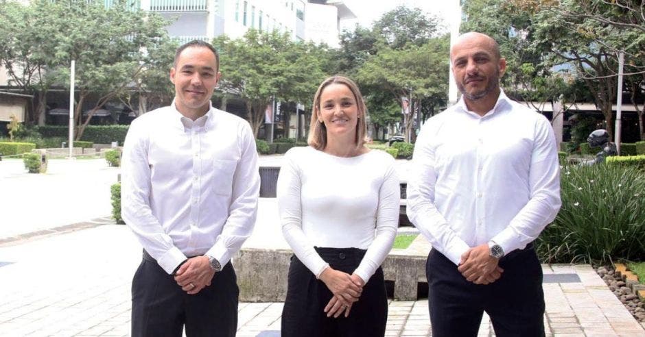 De izquierda a derecha: Alfredo Volio, director ejecutivo y Ana Laura Rojas, gerente de mercadeo y comunicación, ambos de Portafolio Inmobiliario y Hernán Freer, director general de Revista INversión INmobiliaria®