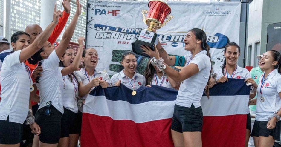 El grupo femenino ganaron el premio como mejor portera y jugadora del certamen. Comité Olímpico Nacional/La República