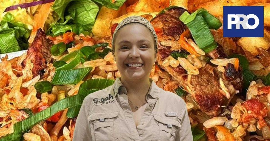 Mujer en frente de pantalla de comida