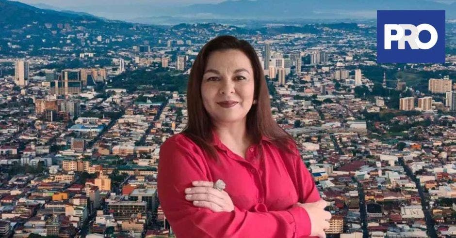 Mujer en frente de ciudad