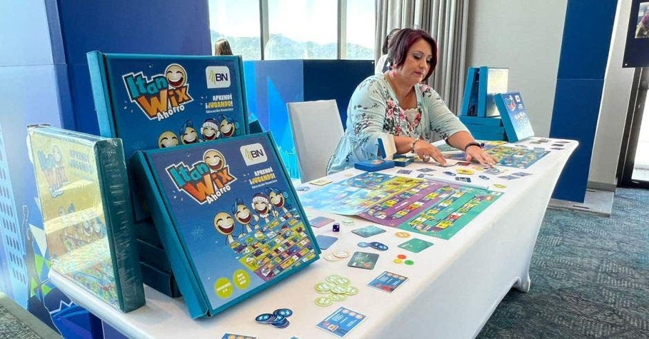 Laura Ortiz es la creadora de la edición especial del juego de mesa BN Ahorro para niños y jóvenes.