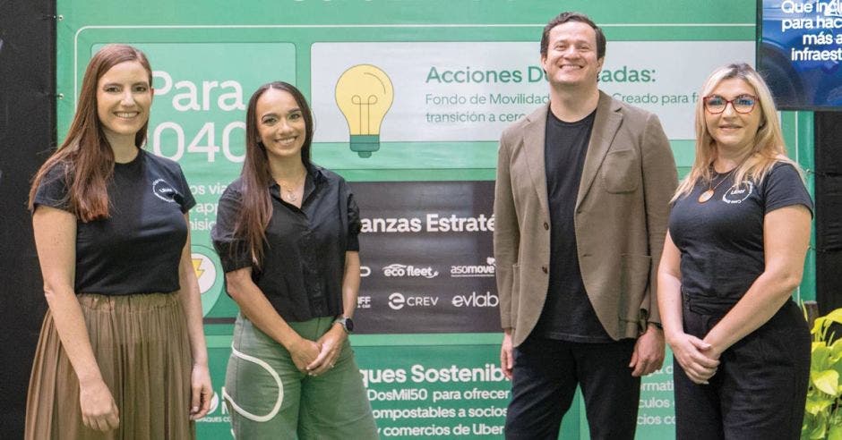 Belén Romero, directora regional de Uber para Centroamérica, Andina y Caribe; Laura Santillán, gerente general de Uber Centroamérica y Caribe; Daniel Monge, gerente general de Uber Eats Centroamérica, Caribe y Andina; y Carolina Coto, gerente de comunicaciones de Uber Centroamérica y Caribe.