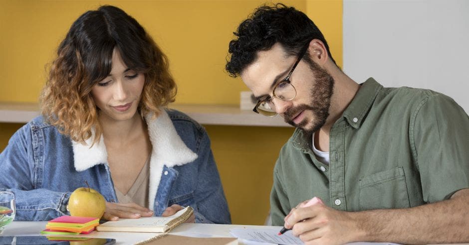 Jóvenes estudiando