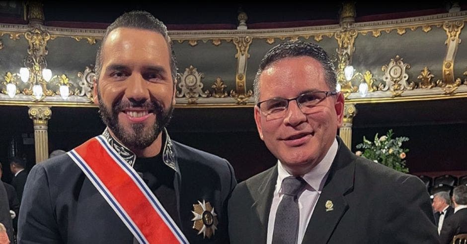 Nayib Bukele, presidente de El Salvador y Fabricio Alvarado, diputado de Nueva República, se reunieron este lunes en la cena de gala que ofreció el presidente Rodrigo Chaves. Cortesía/La República.