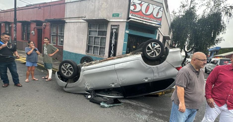 El carro quedó volcado tras el accidente. Cortesía/La República.