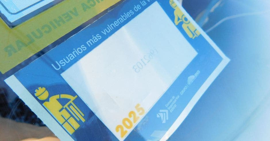 El sticker debe estar colocado de manera que la información sea visible desde el exterior del vehículo,  Cortesía/La República.