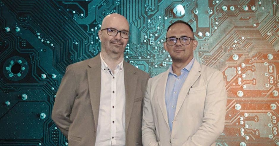 Juan Luis Crespo y Esteban Arias-Méndez de la Junta Directiva de IEEE Costa Rica.