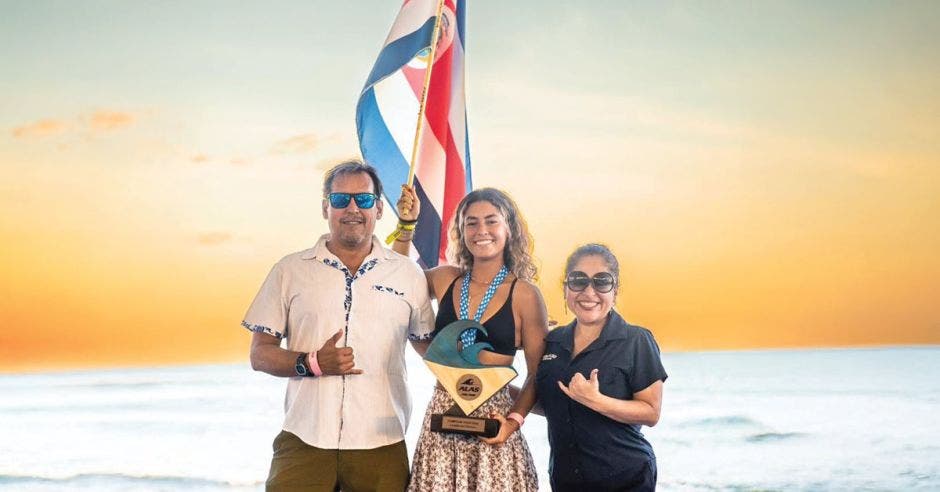 Lía Díaz continúa subiéndose en el podio de los diversos torneos internacionales en los que participa. Federación de surf/La República