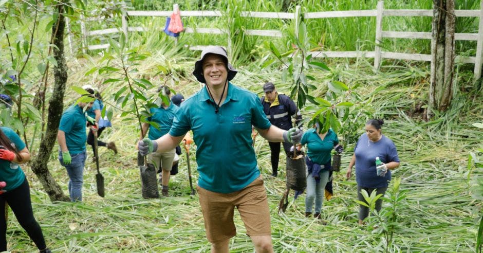 En el Corredor Biológico Montes del Aguacate, se sembraron 150 árboles con el apoyo de 27 voluntarios, promoviendo la biodiversidad en la zona. Cortesía/La República.