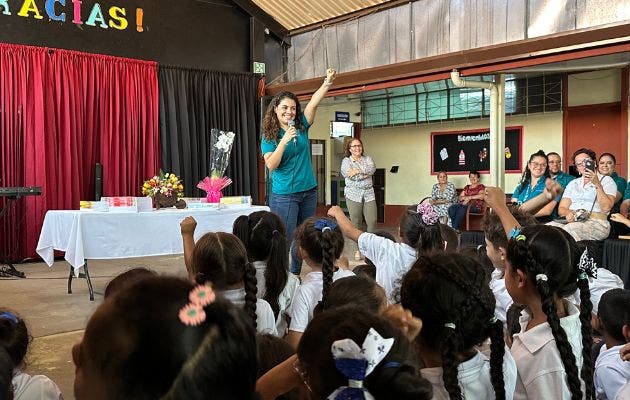 En colaboración con Libros para Todos, se distribuyeron más de 5,000 libros a estudiantes de escuelas cercanas al aeropuerto. Cortesía/La República.