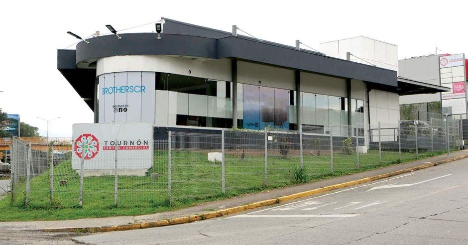 Una de las tiendas de Brotherscr ubicada en el Centro Comercial Tournón, frente a los semáforos de La República. Esteban Monge/La República