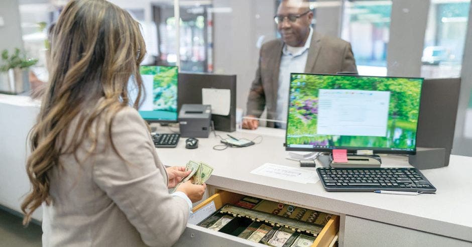 Muchas personas correrán a los bancos a final de año para pagar el marchamo. Cortesía/La República