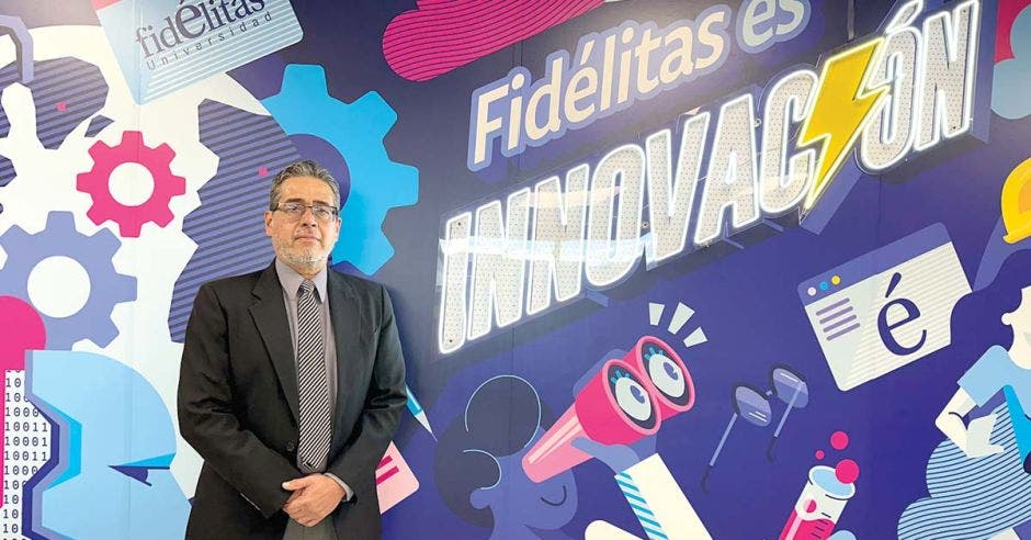 Eduardo Escalante, director de la Escuela de Ingeniería Eléctrica de Fidélitas