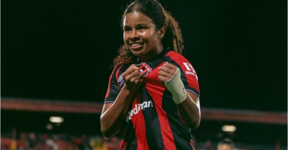 La dirigidas por el “Pato” López continúan siendo lideres indiscutibles del torneo femenino.Alajuelense/La República