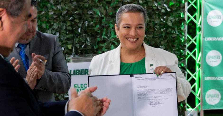 Carolina Delgado inscribió hoy su precandidatura. Cortesía/La República.