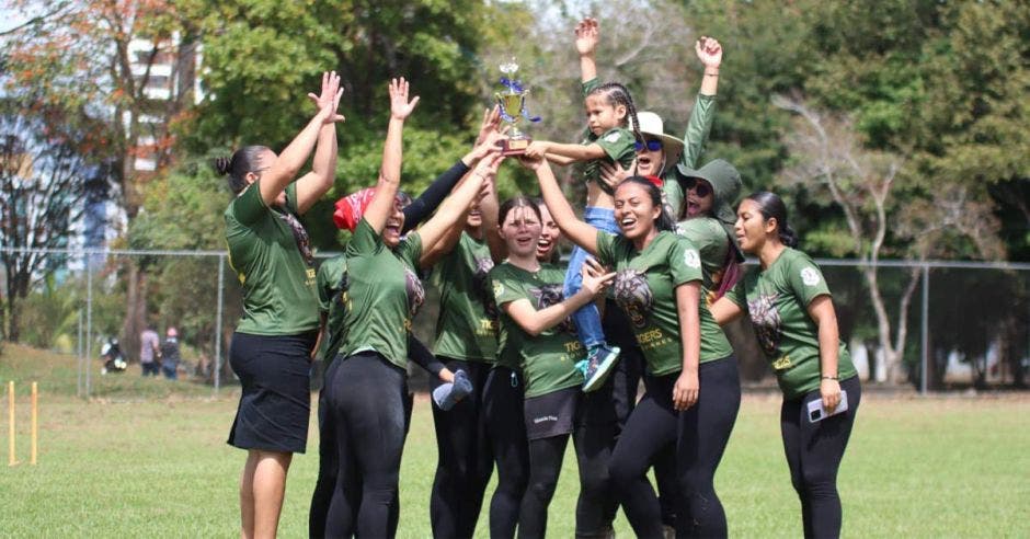 El equipo de Siquirres, formado por jugadoras de comunidades como Maryland, La Perla y Cairo, se destacó por la fusión de experiencia y juventud. Cortesía/La República