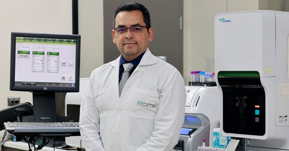 Dr. Roger Soto, microbiólogo y jefe del Servicio de Laboratorio del Hospital CIMA San José.