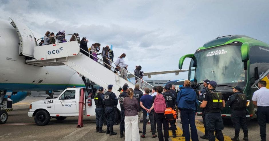 La Defensoría de los Habitantes, presente en el Aeropuerto Internacional Juan Santamaría, constató que muchas de estas personas manifestaron su angustia. Cortesía/La República.