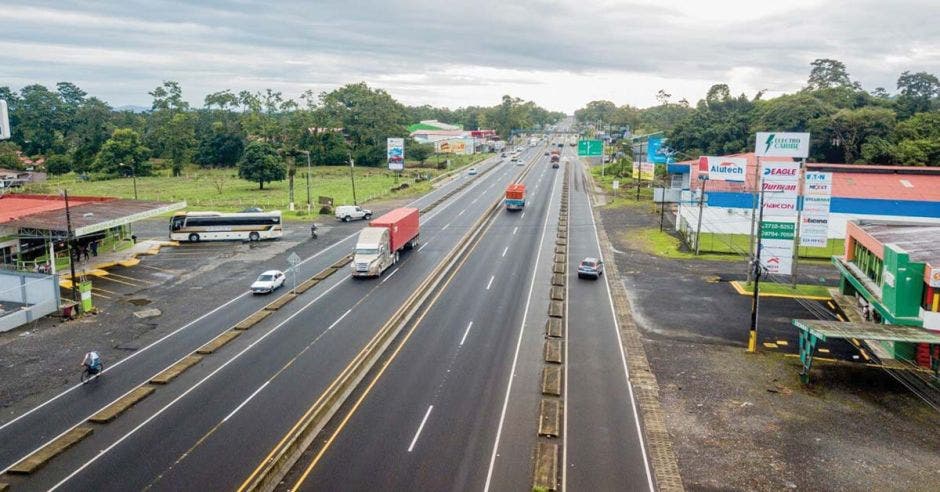 La ampliación de la ruta 32 consiste básicamente en contar con 4 carriles -dos por sentido- a lo largo de 107 kilómetros entre Río Frío y Limón. Cortesía/La República.