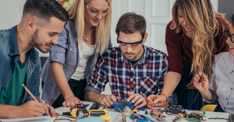 Las carreras de Ingeniería en Computación, Ingeniería en Producción Industrial, Ingeniería en Electrónica, son parte de la oferta. Cortesía/La República.