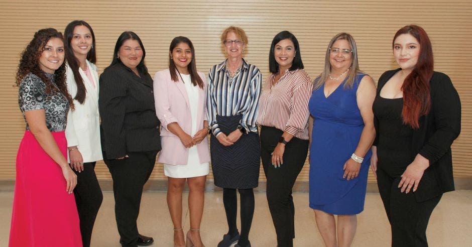 De izquierda a derecha: Anette Morales, Asesora Comercial; Gimena Cruz, Líder de Marketing; Tatiana Gutiérrez Wa-Chong, Periodista; Melissa González, Periodista y Editora de Magazine; Rosemary Engels, CoPresidenta de La República; Farah Salazar, Asesora externa; Jéssica Salazar, Asesora externa; y Silvia Ureña, Asesora externa.