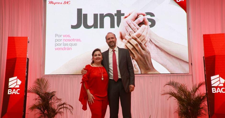 Laura Moreno, Vicepresidenta de Relaciones Corporativas y Federico Odio, Presidente Ejecutivo de BAC, durante el evento realizado por Mujeres BAC.