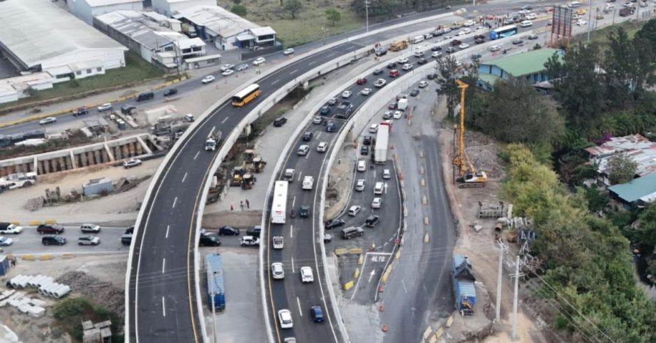 La nueva infraestructura permite el paso ininterrumpido entre Cartago y San José sobre la Ruta Nacional 2. Cortesía/La República.