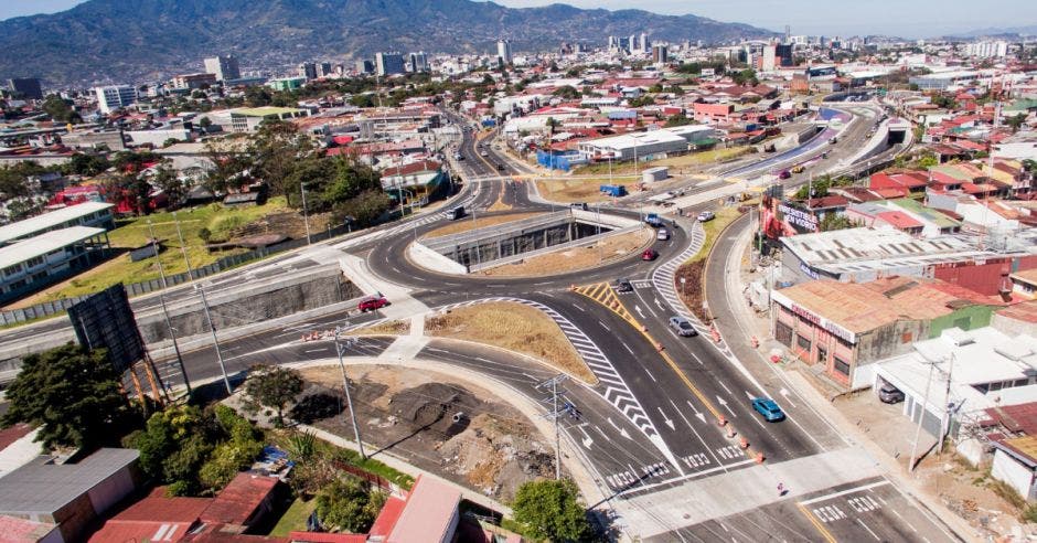 Estas vías interconectan con la rotonda y los carriles inferiores del viaducto, facilitando el traslado de conductores y mejorando la movilidad en la zona. Cortesía/La República.